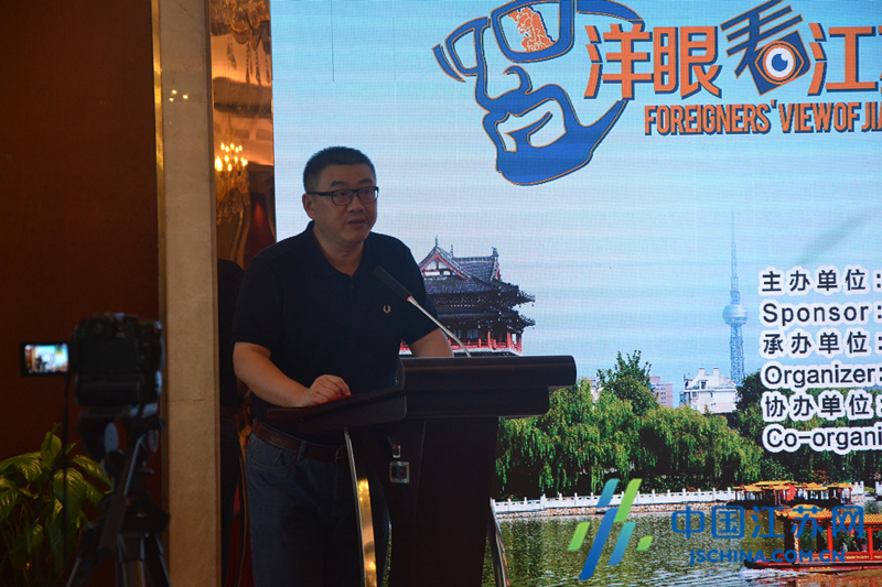 江苏省政府新闻办副主任杨力群在启动仪式上讲话