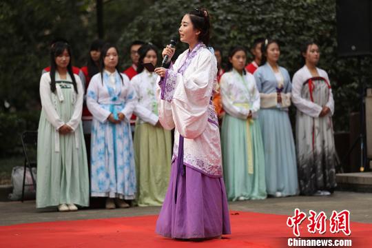 南京大学生着汉服行"冠(笄)礼"