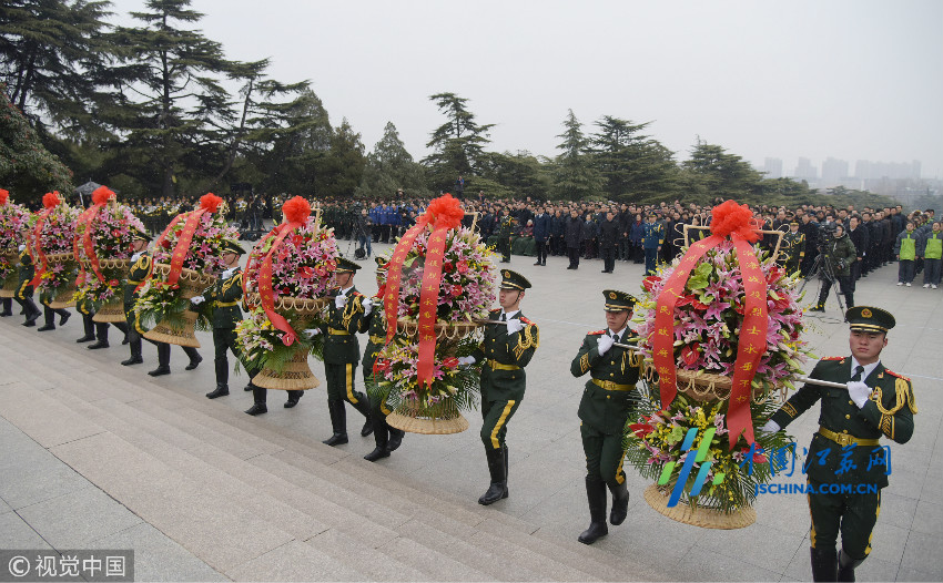 1月9日,江苏徐州,纪念淮海战役胜利70周年暨向革命烈士敬献花篮仪式在