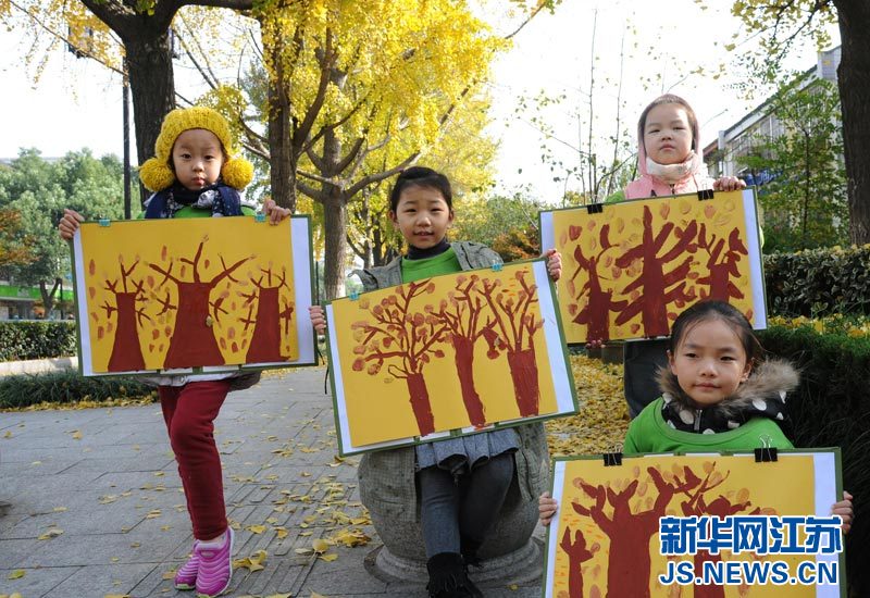 幼儿秋天落叶黏贴画