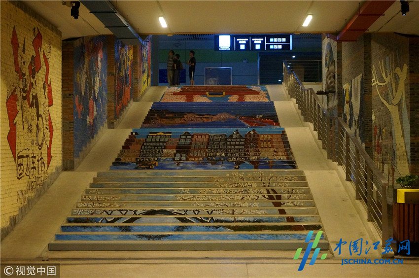 6米,宽8米的南北校区地下通道内,满是学生设计,绘制的创意涂鸦作品,在