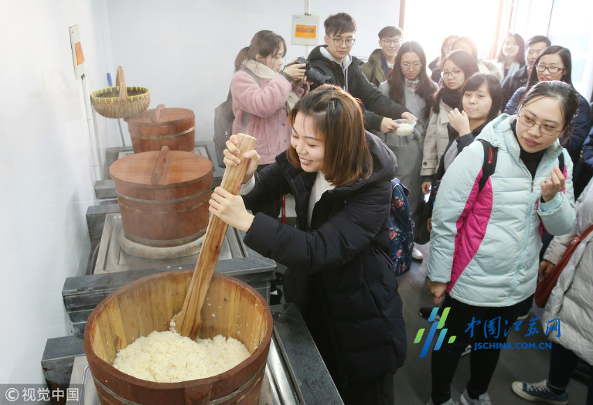 来自香港,澳门和南京等大学的大学生们在南通陆洪小镇等地开心体验"花