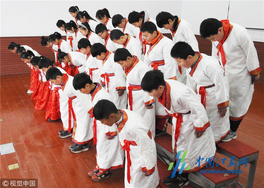 连云港小学开学第一课 学生同行鞠躬礼