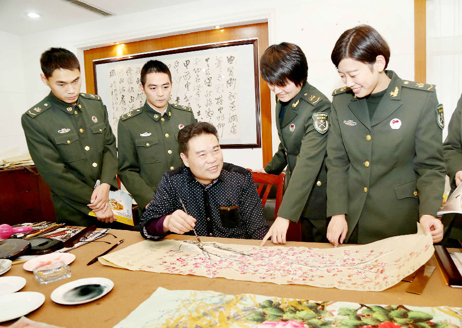 12月8日,被人们誉为"伏虎将军"的"军中虎王"画家邵叶道来到驻淮安某