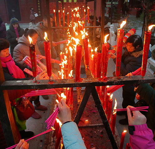 江苏淮安千年古寺香火旺 市民虔诚焚香祈愿新年