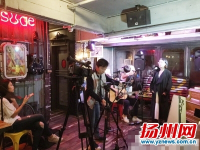 沈振正在为扬州音乐爱好者录制现场音乐。