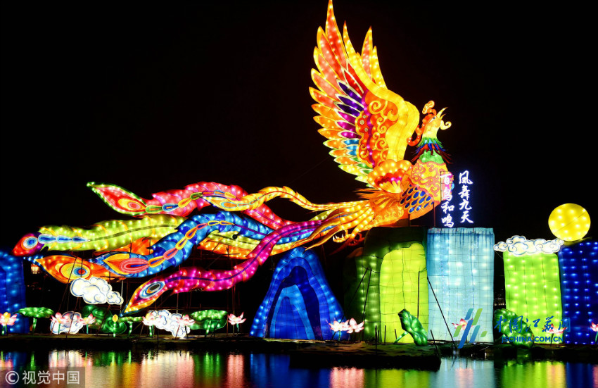 2月18日晚,江苏扬州,枣林湾迎春灯会雨中举行.