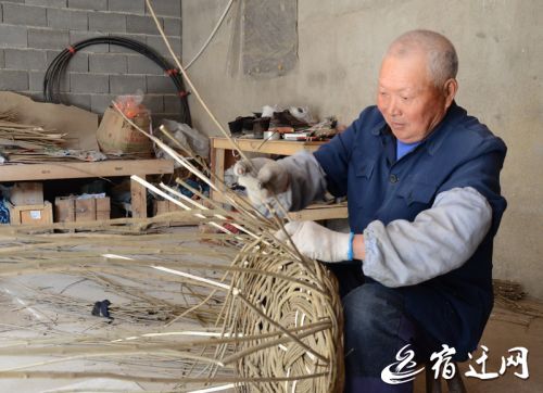 老人在编织篮子
