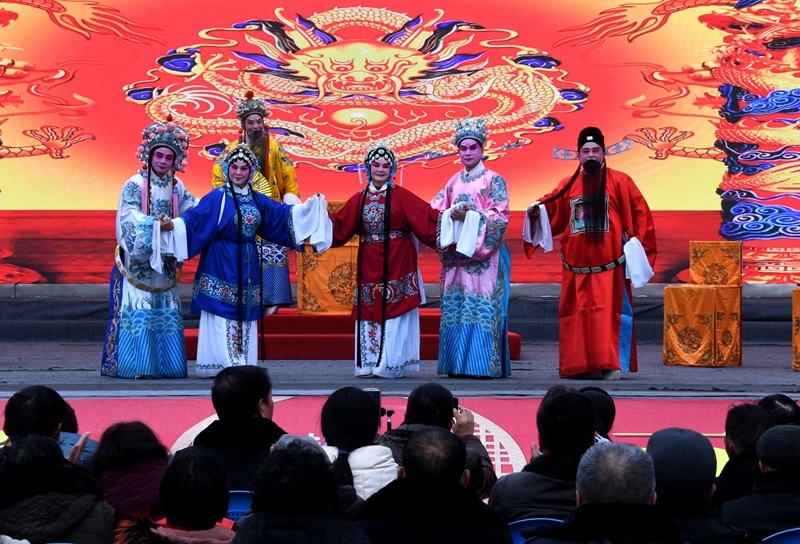 大年初三下午,盐城市淮剧团为市民表演经典古装淮剧《金殿认子.