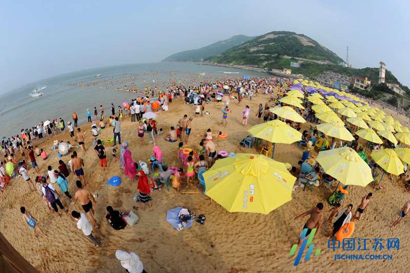 旅游是长三角交流合作的重点领域之一.图为连云港海滨浴场.王春-摄